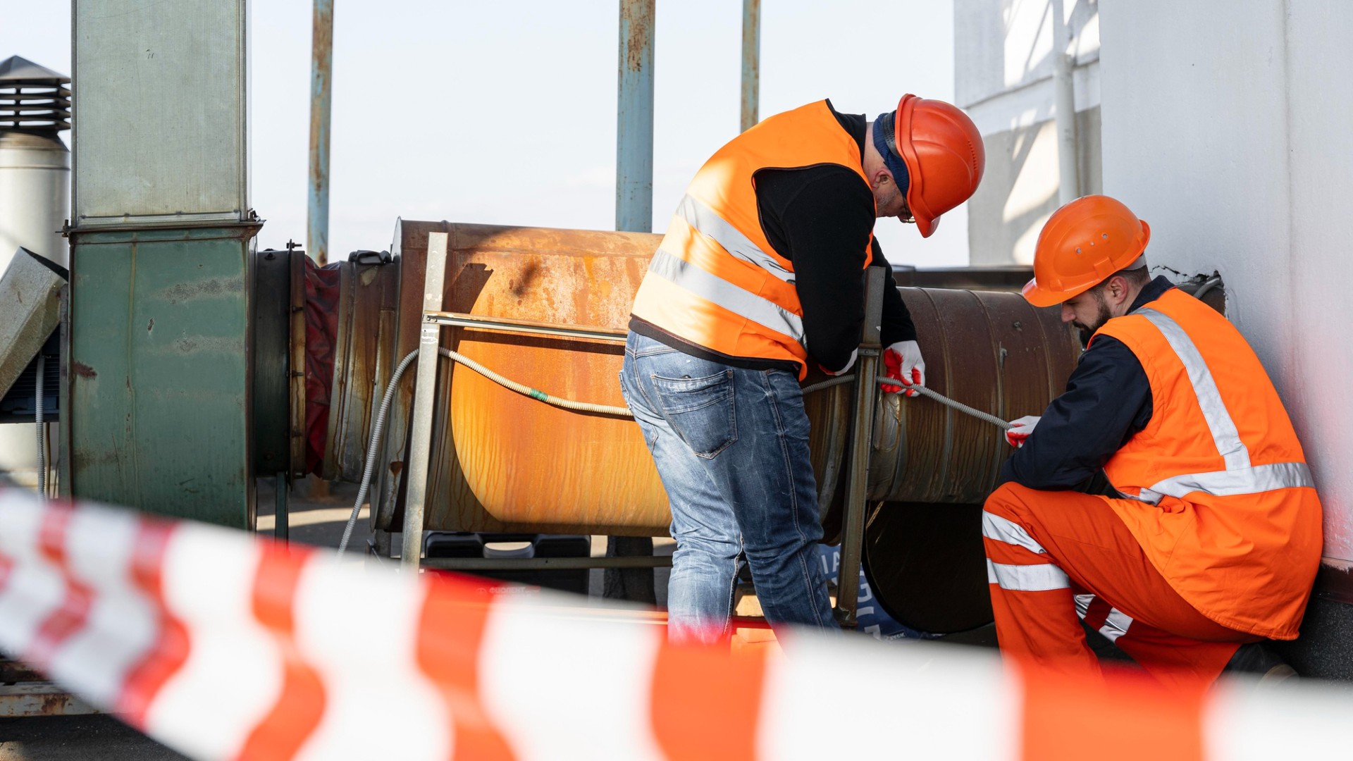 full-shot-men-working-together